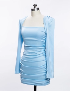 Dettaglio del vestito in raso azzurro con coulisse arricciata e scollatura quadrata