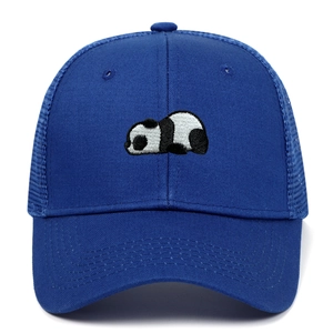 Dettaglio ricamo panda su cappello trucker blu con rete traspirante per protezione solare