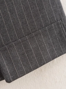 Makro-Detail des grau gestreiften Stoffes mit hochwertiger Webstruktur und sauberen Nähten