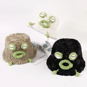 Gros plan de bobs en peluche avec motifs de monstres en blanc, marron et noir