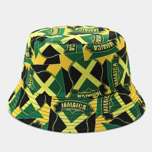 Dettaglio del cappello alla pescatora Giamaica con stampa verde giallo nero