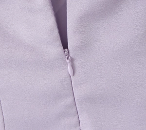 Détail d'une robe lilas avec une fermeture éclair invisible de haute qualité intégrée