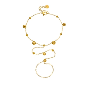Bracciale a catena con nappina dorata e anello regolabile per donna su sfondo bianco