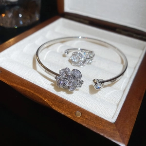 Dettagli del set bracciale e anello floreale in zircone in una scatola portagioie di lusso