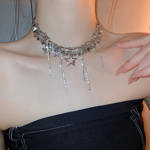Collana chic a stella d'argento con nappe di strass per un look audace e moderno