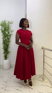 Detalle de vestido midi granate de manga corta con falda acampanada con pliegues