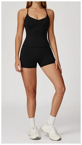 Dettaglio del top sportivo nero con scollo a V e pantaloncini a vita alta in tessuto tecnico