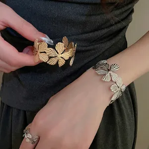 Lega Metallo Cavo Fiore E Farfalla Bracciale Rigido Aperto E Anello Gioielli Di Moda Retro Per Le Donne Elegante Texturizzato