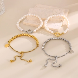 Vue détaillée de bracelets réglables en perles or et argent avec perles sur pierre