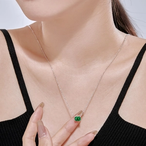 Gros plan d'un collier en argent S925 avec pendentif en zircon vert carré sur un mannequin