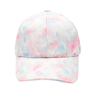 Dettaglio della trama marmorizzata rosa e blu sul cappellino da baseball unicorno