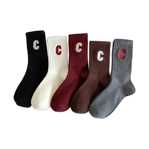 Lot de cinq paires de chaussettes en coton côtelé avec lettre C brodée de style rétro