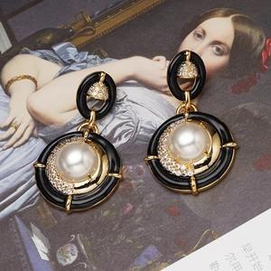 Boucles d'oreilles vintage en perles avec émail noir et accents en zircon étincelants