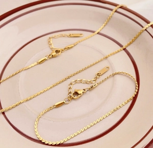Elegante collana a catena serpente dorata con chiusura a moschettone su piatto