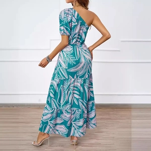 Robe longue d'été à une épaule avec imprimé floral sarcelle et ourlet à plusieurs niveaux