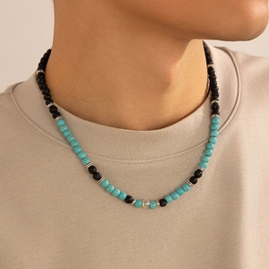 Collana da uomo in pietra vulcanica e turchese con ciondolo in metallo argento sbalzato