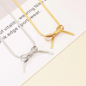 Collier élégant à nœud papillon plaqué or 18K avec chaîne serpent plate pour femme