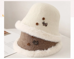 Dettaglio di cappelli pescatore in lana con bordo in eco-pelliccia e patch di cagnolino