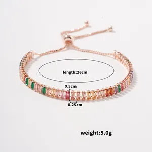 Détail du bracelet ajustable en or rose avec zircons rectangulaires aux couleurs de l'arc-en-ciel