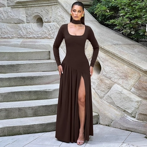 Détail d'une élégante robe marron foncé moulante avec col carré et fente latérale haute