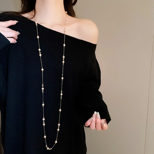 Élégant collier long à plusieurs rangs avec perles et cristaux porté sur un mannequin