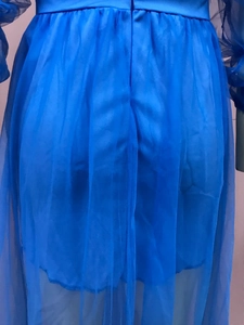 Detail eines blauen Mesh-Kleides mit Satin-Lagen und geraffter Taille im Nahaufnahmen