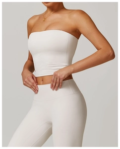 Détail de la brassière de sport bustier blanche et du legging taille haute de profil