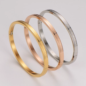 Detailansicht von Edelstahl-Armreifen mit griechischem Muster in Gold, Roségold und Silber