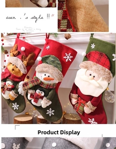 Detail von 3D-bestickten Weihnachtsstrümpfen mit Elch- und Weihnachtsmann-Motiven
