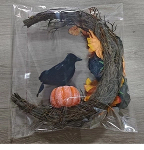 Détail couronne de lune Halloween avec corbeau noir et citrouille sous emballage