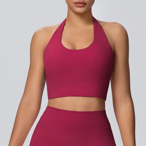 Dettaglio del reggiseno yoga bordeaux e dei leggings coordinati con finitura opaca