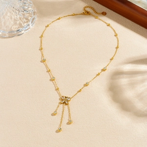Collier élégant papillon doré avec cristaux étincelants et chaîne à pampilles moderne