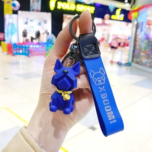 Détail d'un porte-clés bouledogue français géométrique bleu avec dragonne et clochette
