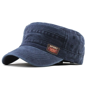 Dettaglio cappello cadet in cotone lavato blu navy con texture vintage e toppa in pelle
