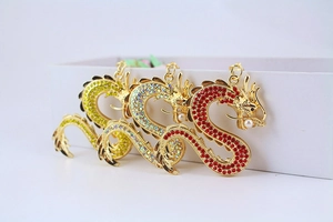 Détails de porte-clés dragon doré avec strass colorés et perles élégantes