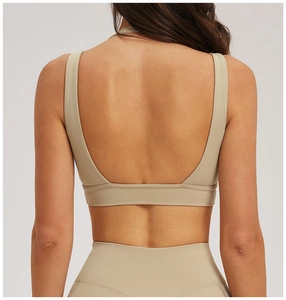Detaillierte Rückansicht eines beigen Yoga-Sets mit offenem Rücken und Sportleggings