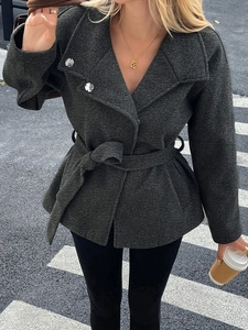 Elegante cappotto doppiopetto grigio scuro in misto lana con bottoni argento e cintura
