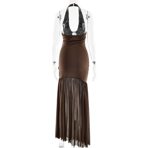 Détail arrière de la robe longue dos nu marron avec découpe et jupe en tulle transparent