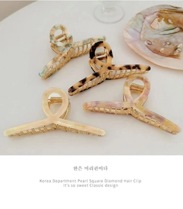 Detailed set of four tortoiseshell and marble texture hair claws with gold metal teeth
