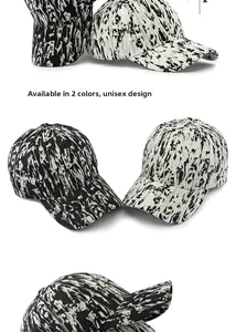 Dettaglio dei cappellini da baseball con texture mimetiche astratte bianche e nere
