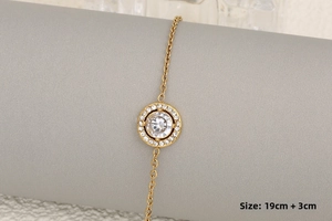 Détail d'un bracelet plaqué or 18K de 19cm+3cm montrant un pendentif en zircone cubique