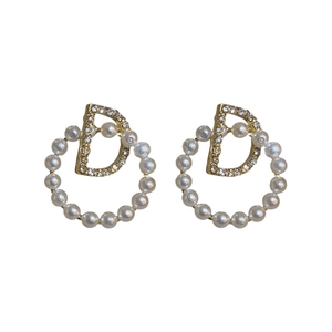 Boucles d'oreilles lettre D dorées avec strass et cercle de perles blanches élégantes