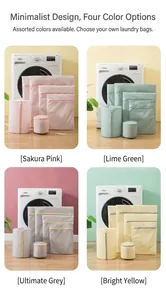 Détail de quatre sacs à linge en maille fine coloris bonbon en rose, vert, gris et jaune