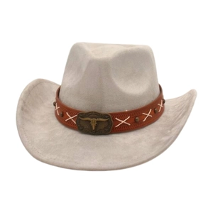 Detail eines grauen Cowboyhutes mit orange-braunem Band und Stierkopf-Metallschnalle