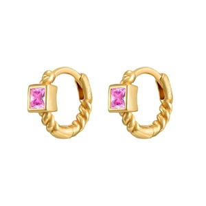 Dettaglio di orecchini a cerchio in argento S925 dorato con zircone rosa a forma quadra