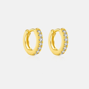 Dettaglio orecchini a cerchio in argento sterling 925 con pavé di zirconi bianchi lucidi
