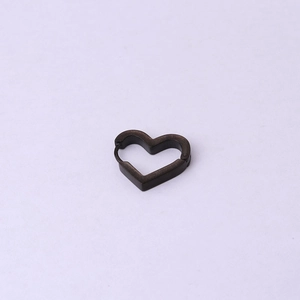 Vue macro d'une boucle d'oreille créole minimaliste en forme de cœur noir mat
