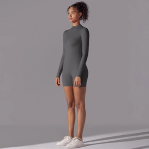 Dettaglio body yoga grigio scuro a maniche lunghe con collo a zip e vestibilità aderente