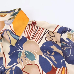 Gros plan sur le col d'une chemise en satin soyeux avec motif floral rétro coloré