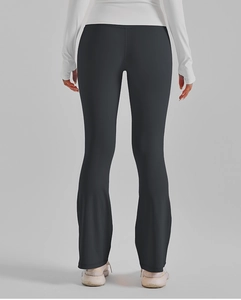 Vue détaillée du pantalon de yoga évasé à taille haute avec couture arrière en forme de V